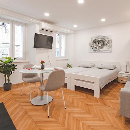 Studio Apartment In The Heart Of Magic 피란 외부 사진