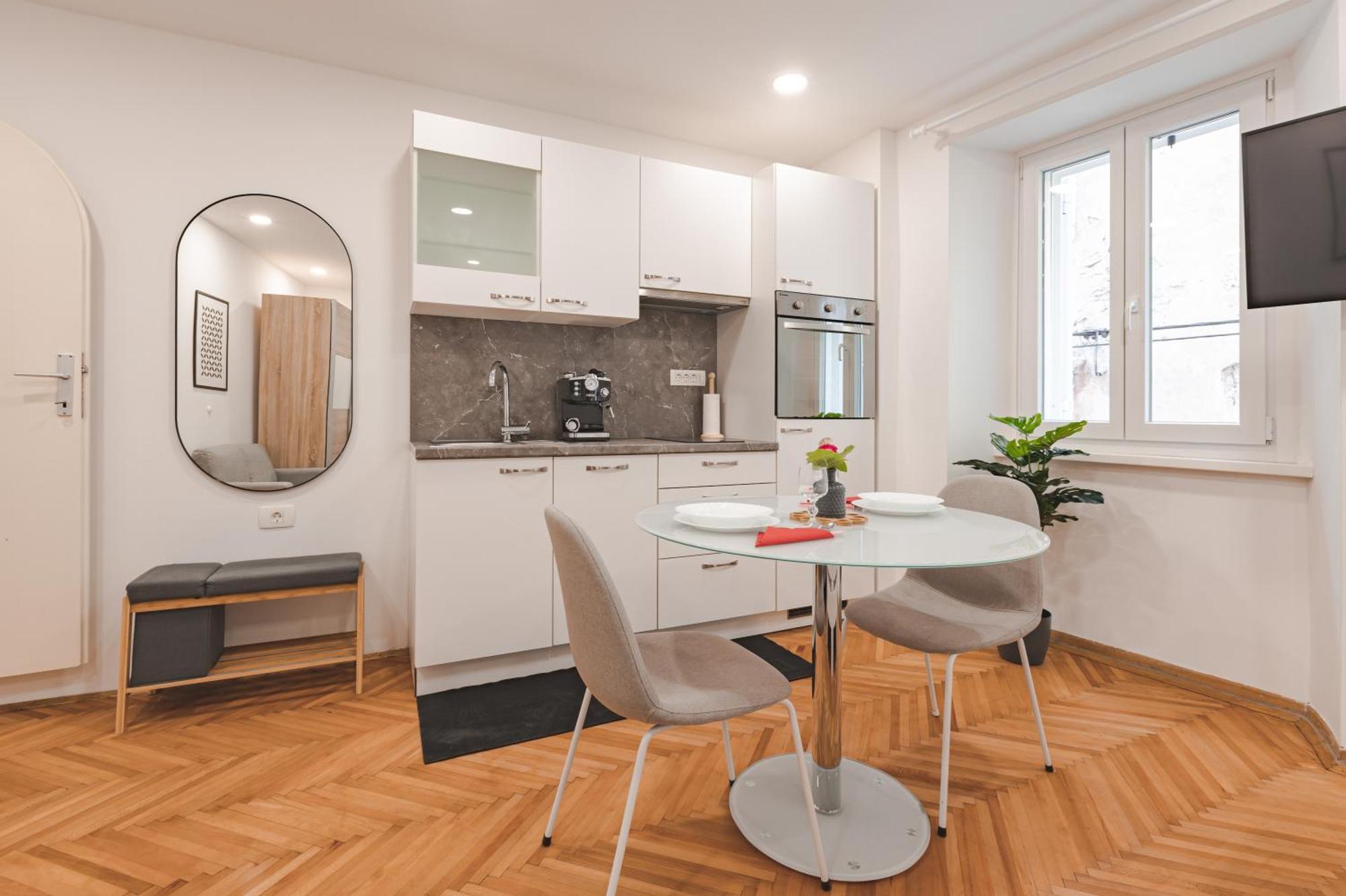 Studio Apartment In The Heart Of Magic 피란 외부 사진