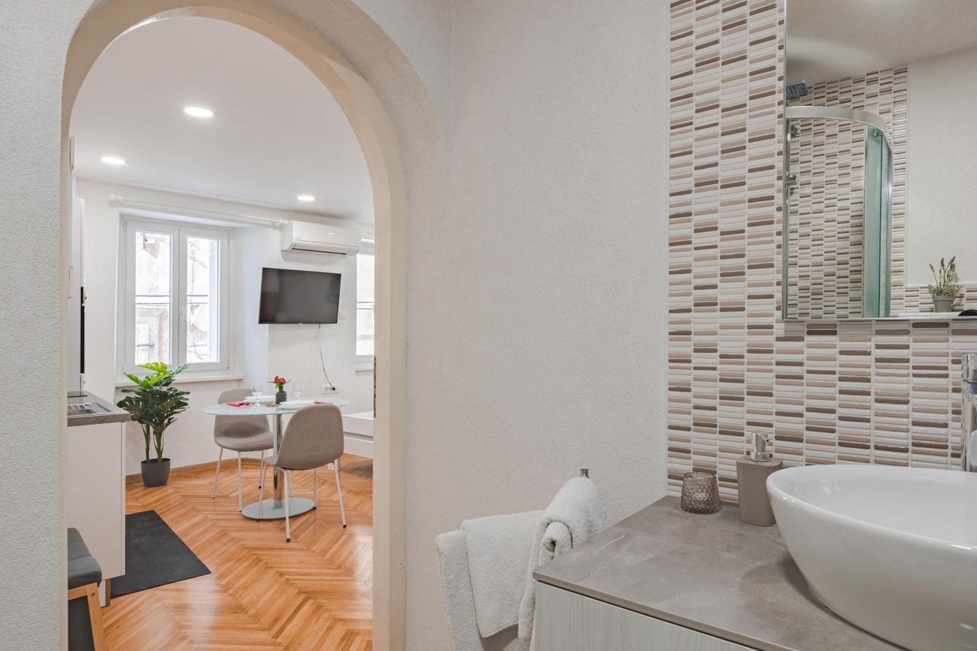 Studio Apartment In The Heart Of Magic 피란 외부 사진