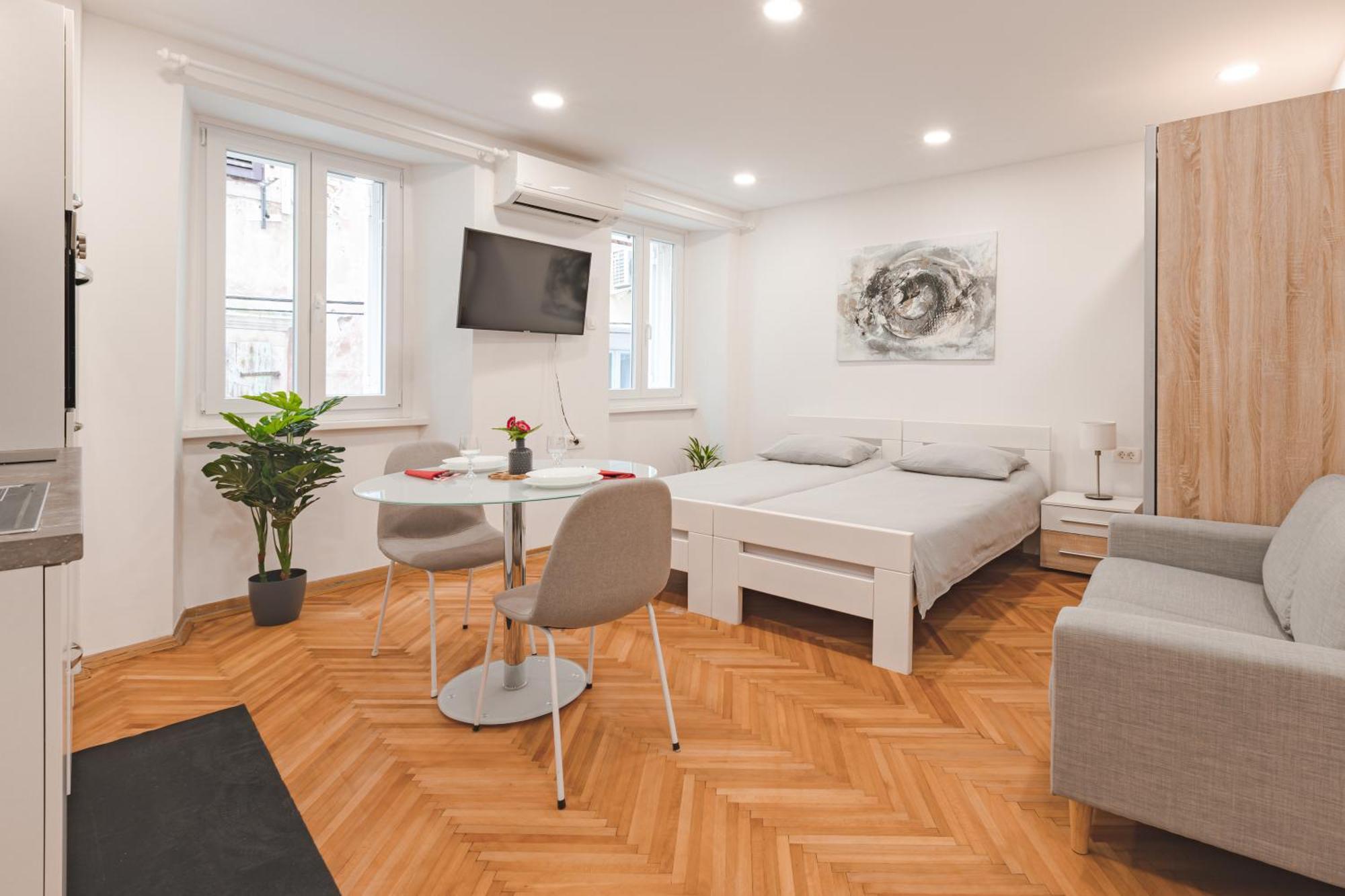Studio Apartment In The Heart Of Magic 피란 외부 사진